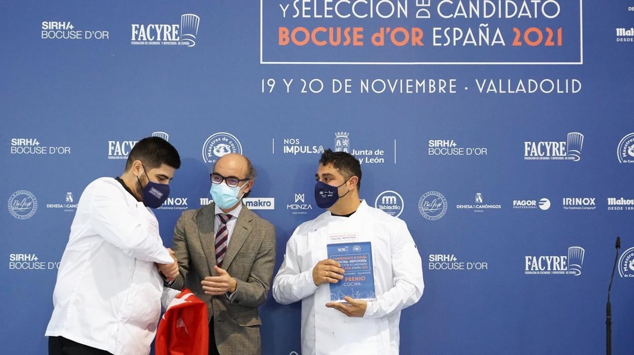 El consejero de Cultura y Turismo, Javier Ortega, entrega el premios del Campeonato de España de Cocina al cocinero madrileño Rubén Amro