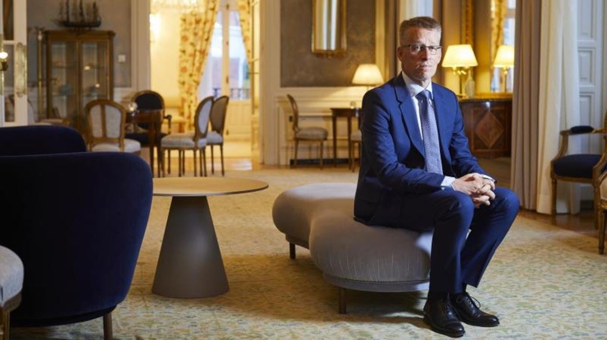 El embajador de Suecia, Teppo Tauriainen, posa en su residencia en la calle Zurbano