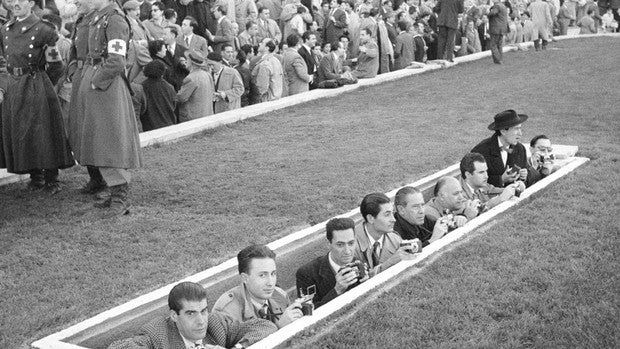 La pasión por el balón del Madrid en blanco y negro