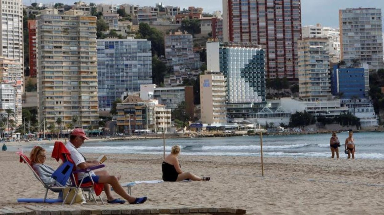 Turistas en la playa de Benidorm esta semana