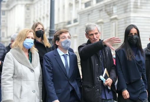 El alcalde, José Luis Martínez-Almeida,la vicealcaldesa, Begoña Villacís, junto a la delegada de Obras, Paloma García Romero, y uno de los arquitectos del proyecto, Fernando Porras-Isla, durante la inauguración de la nueva Plaza España