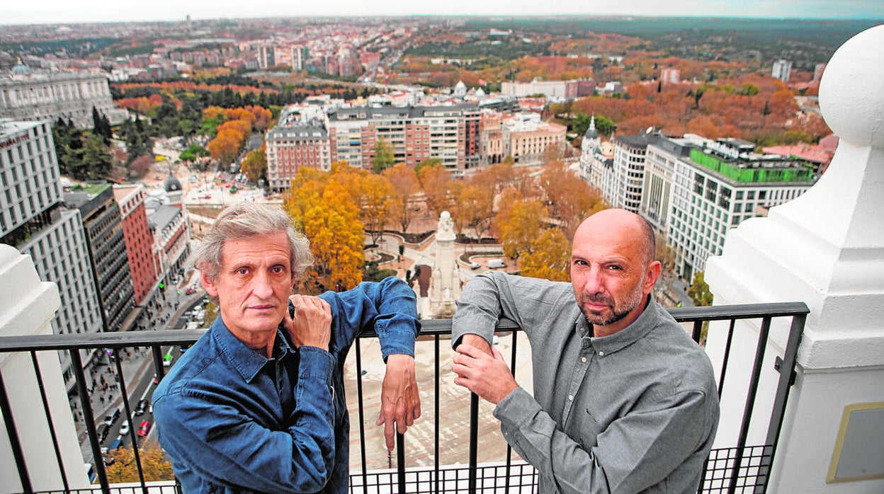Los arquitectos a cargo de la reforma de la plaza de España posan en la terraza del Hotel RIU