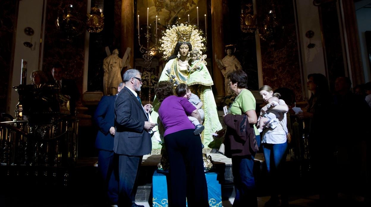 Imagen de archivo de un besamanos a la Virgen de los Desamparados