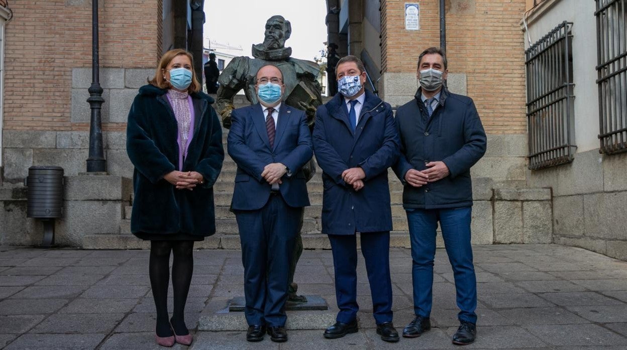 El ministro Miquel Iceta, junto con el presidente García-Page, delante de la estatua de Cervantes en Toledo