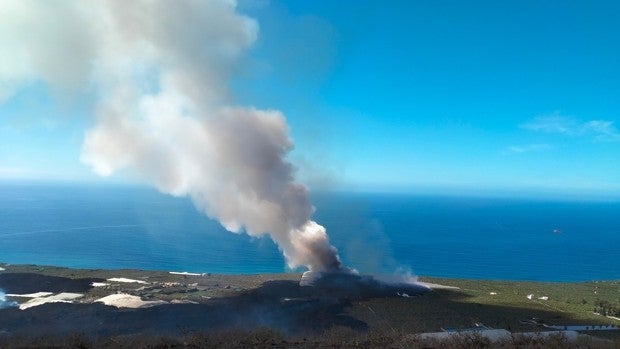 La colada 7 llega al mar y se ordena el confinamiento de tres zonas de La Palma