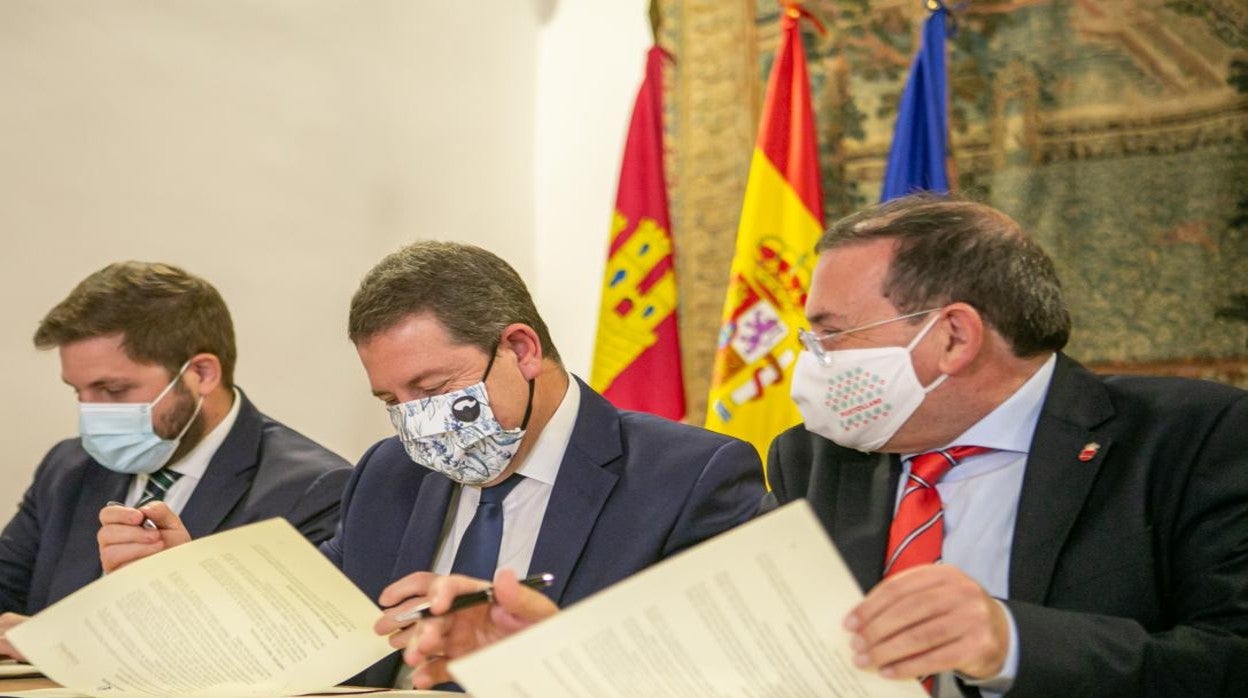 Hernando, García-Page y Muñiz durante la firma del convenio en el Palacio de Fuensalida de Toledo