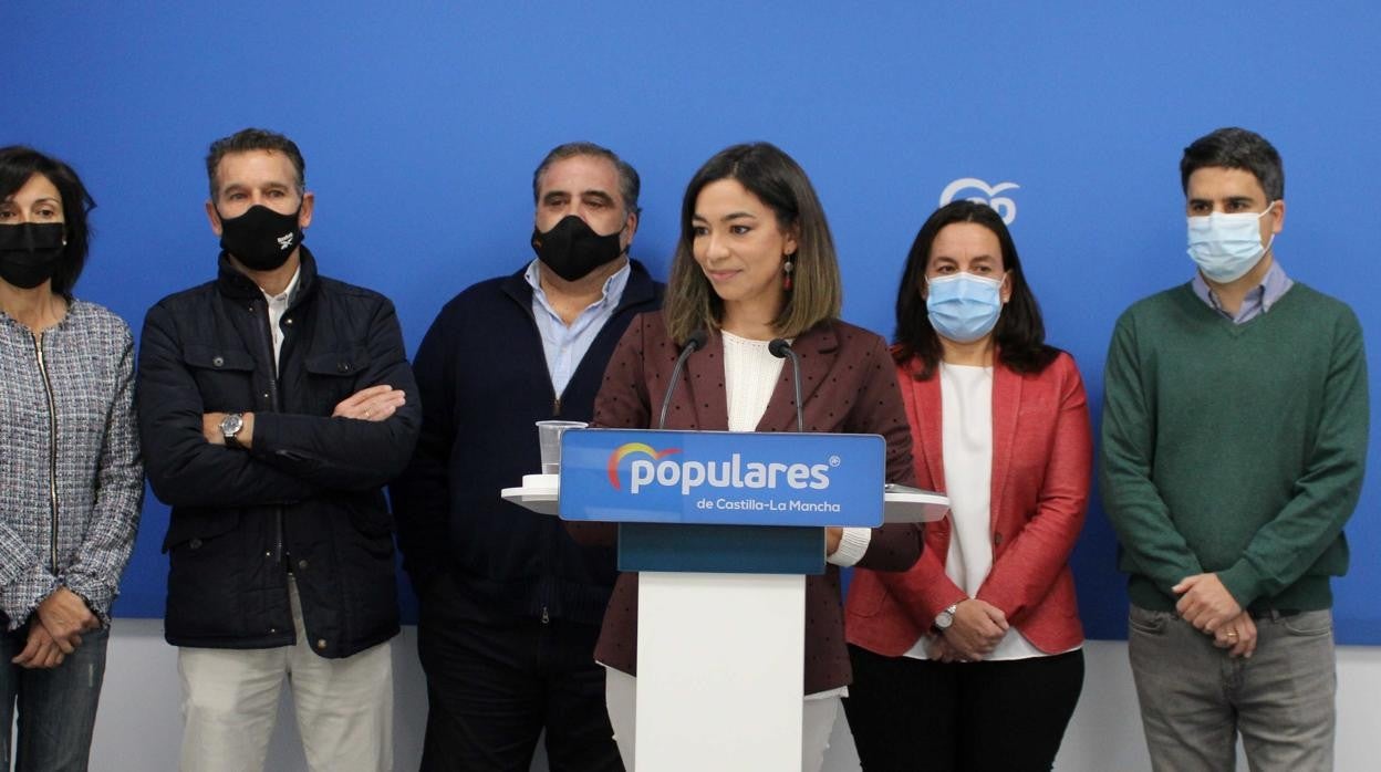 Claudica Alonso, con todos sus compañeros del grupo, en la rueda de prensa celebrada en la sede del PP