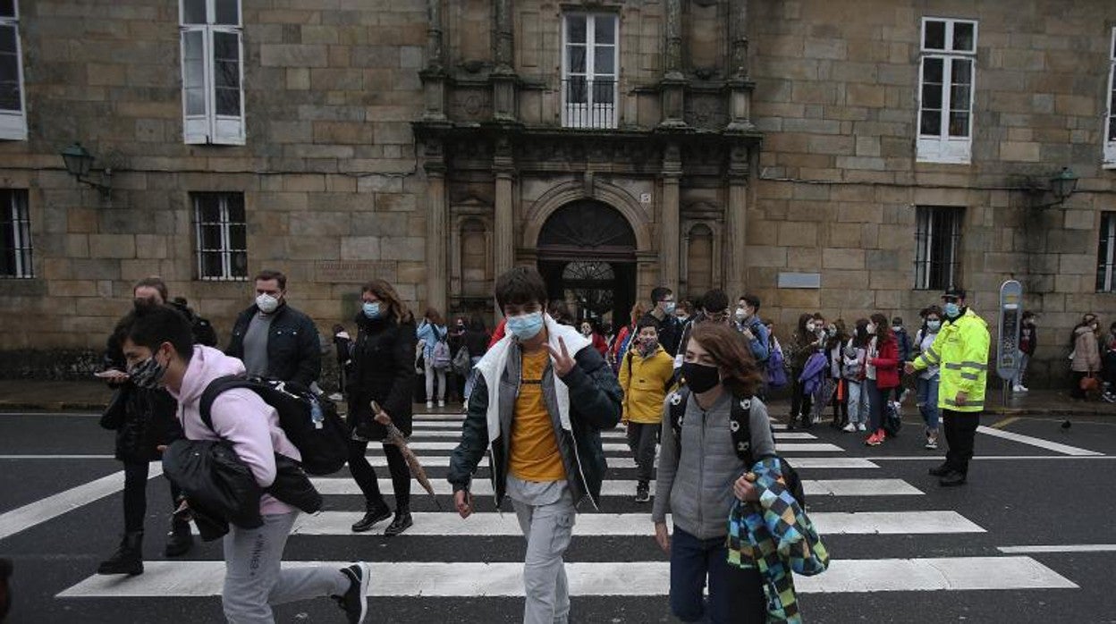 Alumnos saliendo del instituto Rosalía de Castro de Santiago, en diciembre del año pasado