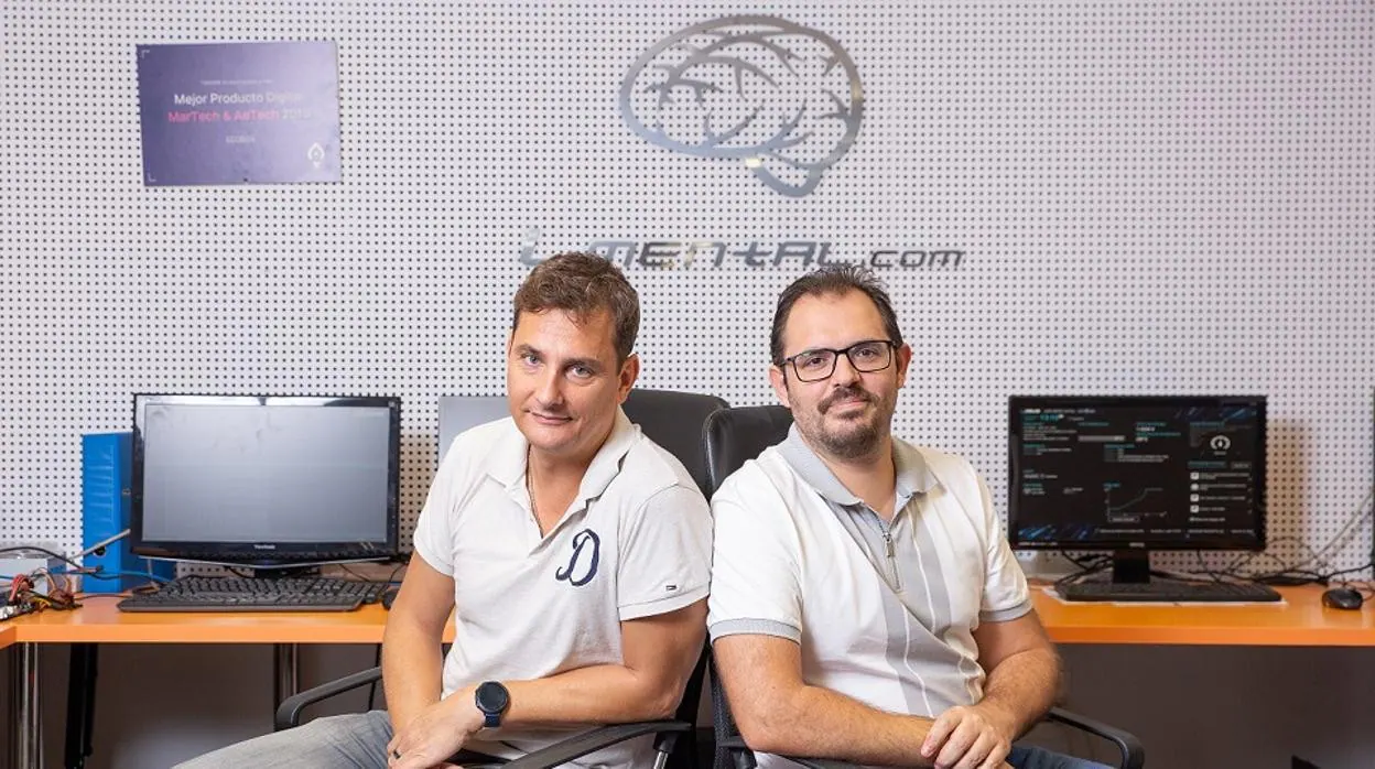 José María Ayús y Juan José Cejudo, equipo de desarrolladores de la aplicación AZBox