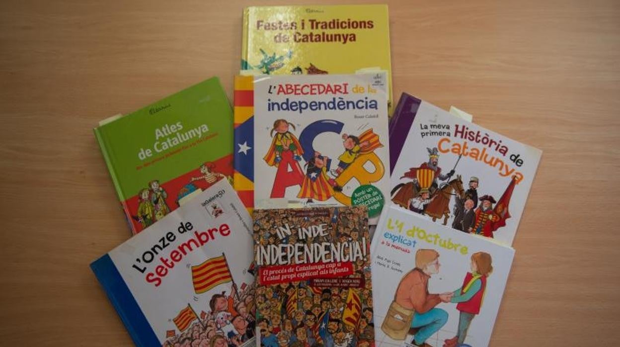 Una muestra de libros de contenido político en las bibliotecas catalanas