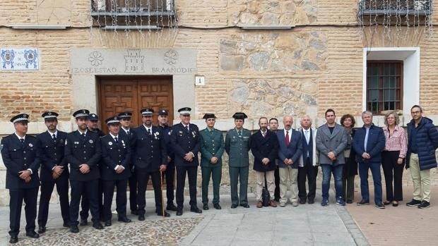 Cálido homenaje al jefe de la Policía Local de Consuegra tras 36 años de servicio