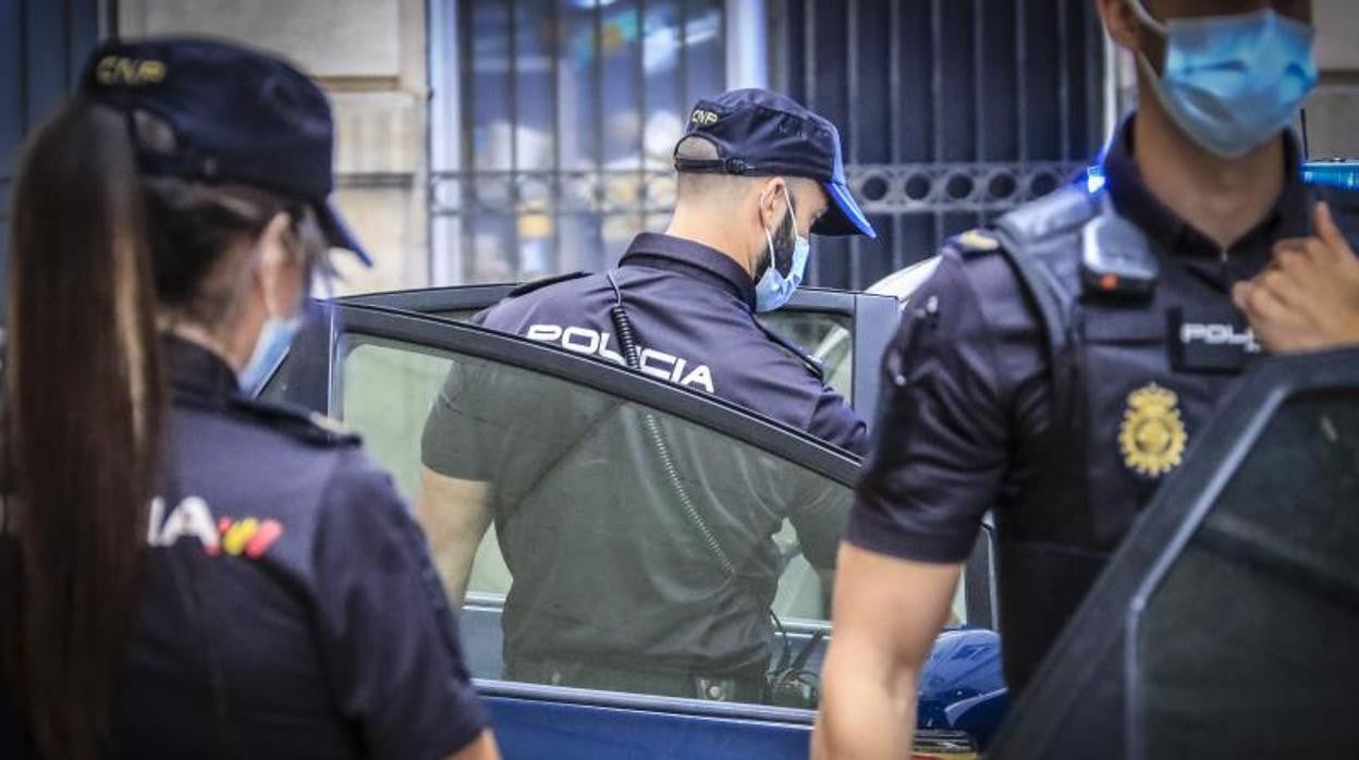 Agentes de la Policía Nacional en Alicante