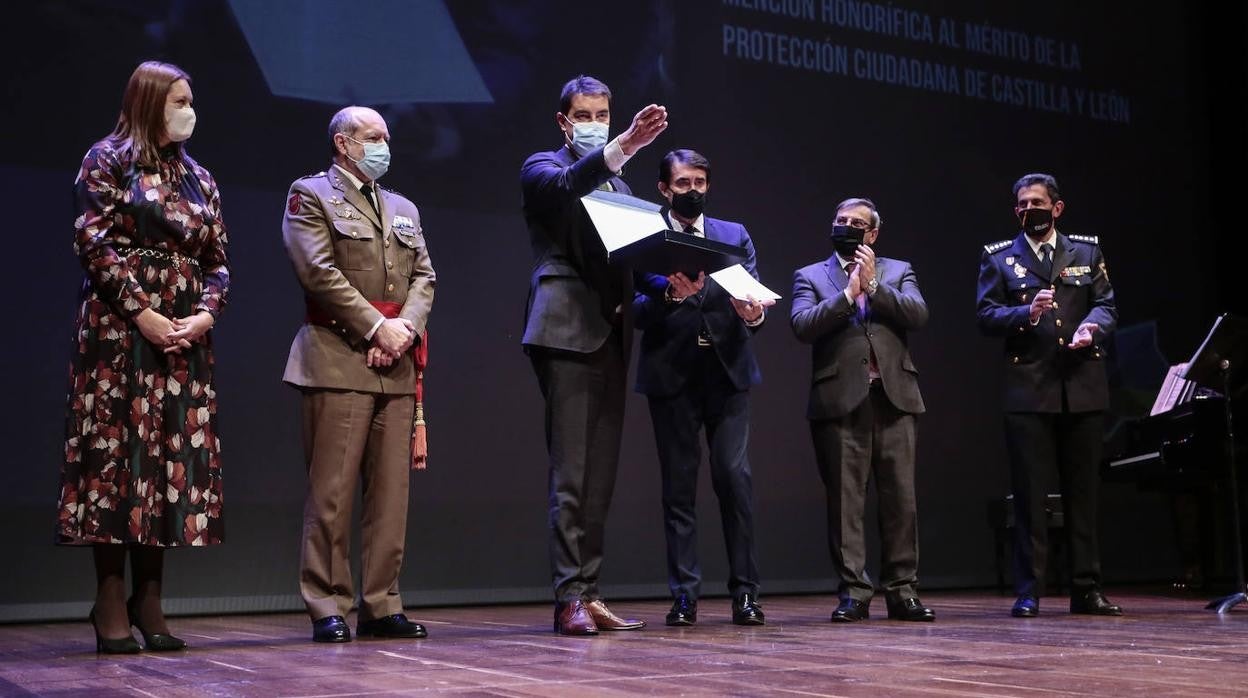 Los consejeros de Fomento y Medio Ambiente, Juan Carlos Suárez-Quiñones, y de la Presidencia, Ángel Ibáñez, participan en el acto de entrega de las Medallas al Mérito de Protección Ciudadana de Castilla y León