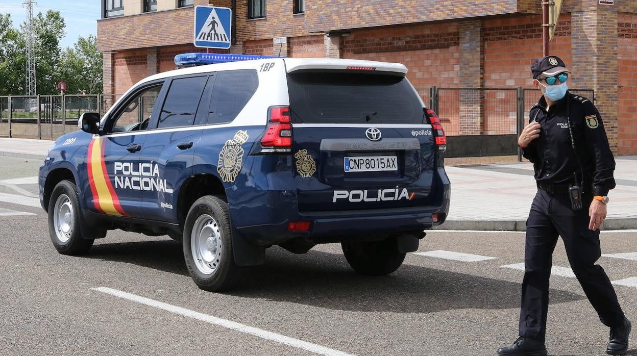 Policías nacionales en servicio en una foto de archivo