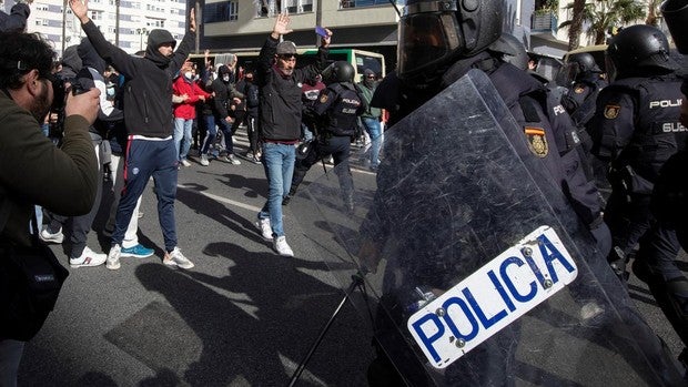 Un antidisturbio en Cádiz: «Dan ganas de irte, que arda todo; nos han abandonado»