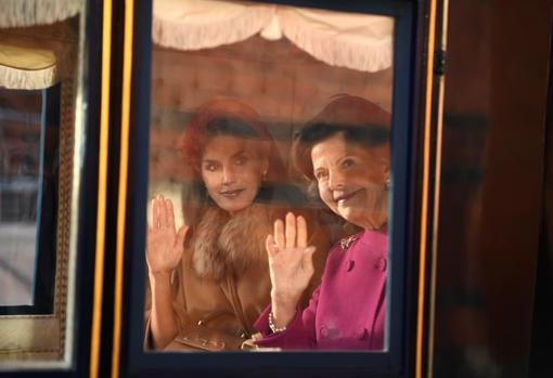 La Reina Leticia y la Reina Silvia de Suecia, saludan desde el carruaje