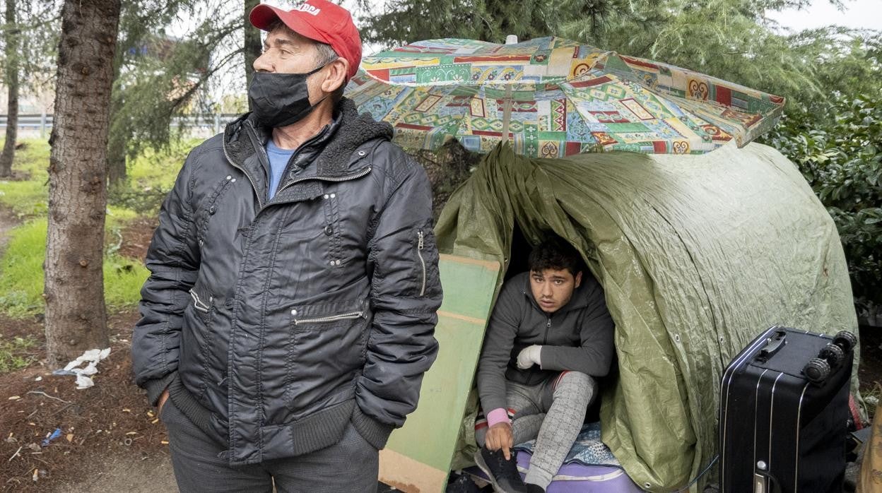 En la imagen, Iashar y su hijo en un asentamiento chabolista; en vídeo, Jesús cuenta cómo salió de la calle