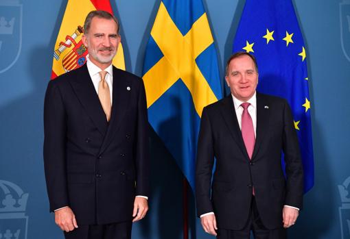 El Rey Felipe junto con el primer ministro en funciones, Stefan Löfven