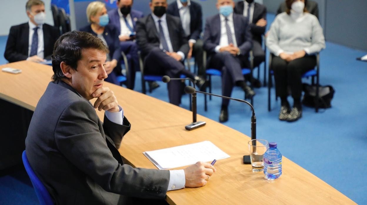 Mañueco durante su intervención ante los medios en la sede del PP de Castilla y León, en Valladolid