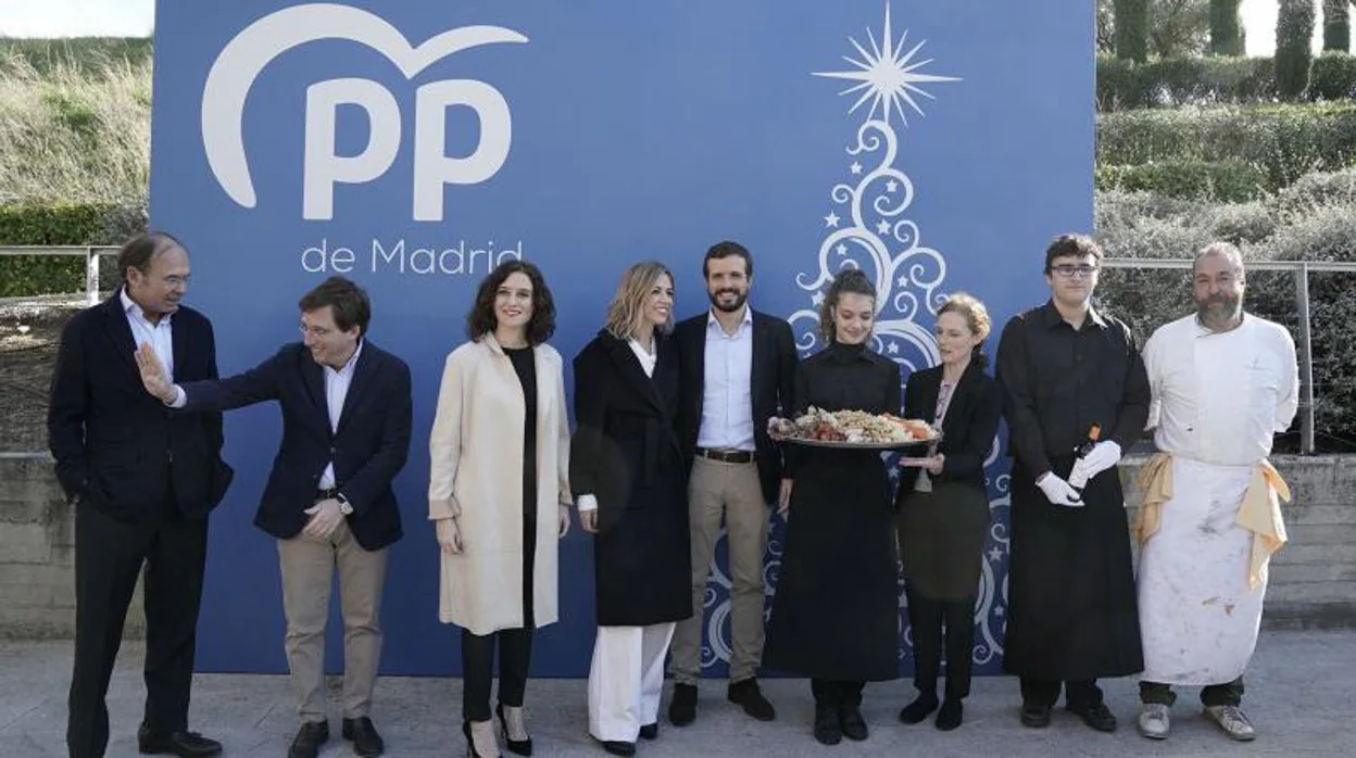 García-Escudero, Martínez-Almeida, Díaz Ayuso, la mujer de Casado y el presidente del PP, en la Navidad de 2019