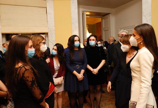 La Reina Leticia saluda a españoles que viven y trabajan en Suecia