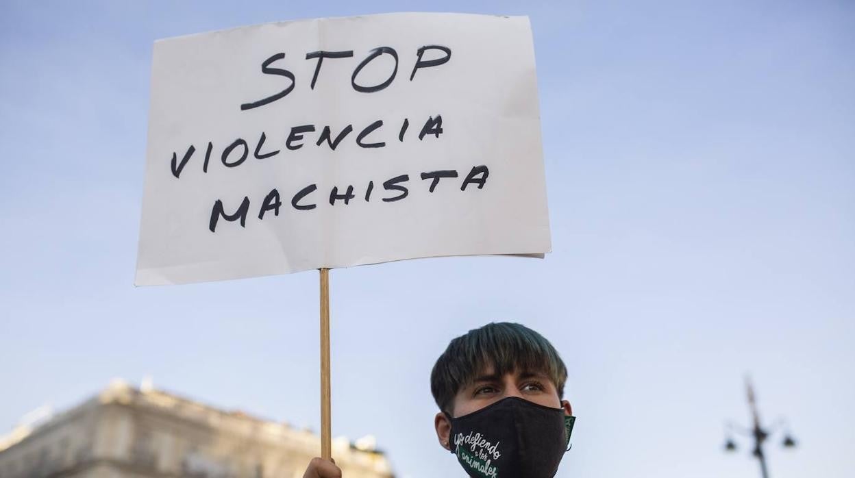 Una manifestante sujeta un cartel contra la violencia machista /