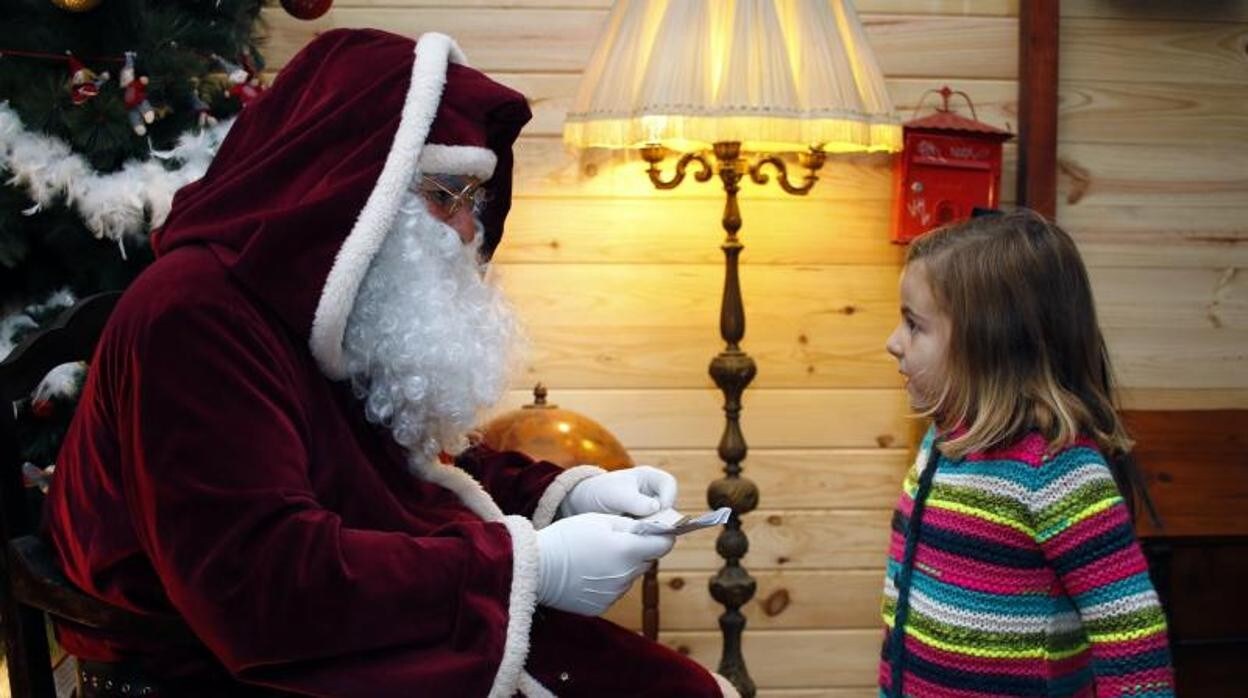 Visita de una niña alicantina a Papá Noel