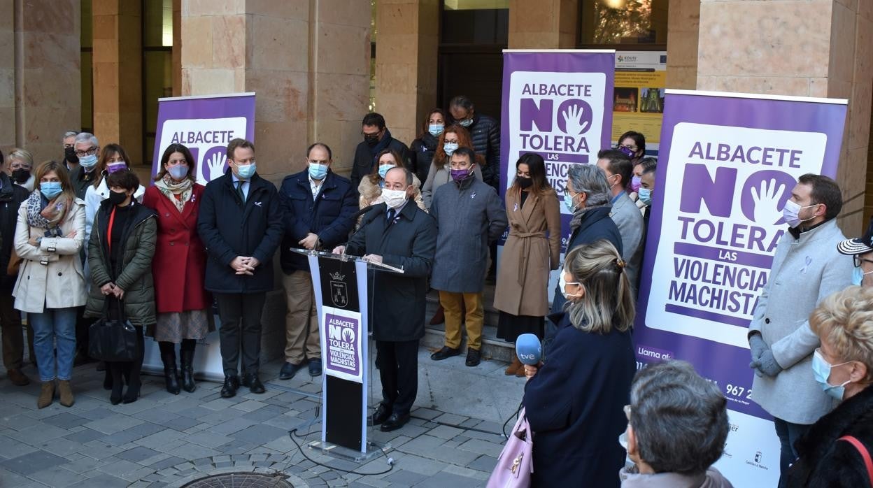 Numerosas personas se concentraron a las puertas del Ayuntamiento de Albacete para mostrar su rechazo a la violencia de genero