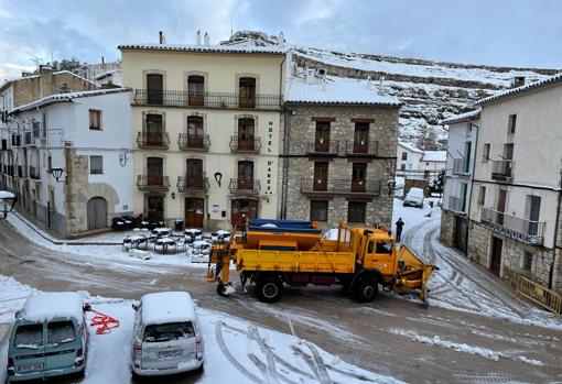 Imagen de un equipo quitanieves en la localidad de Ares del Maestrat (Castellón)