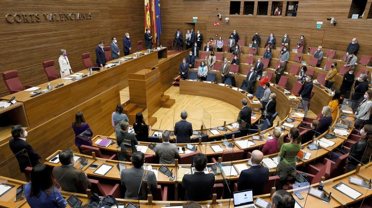 Imagen del hemiciclo de las Cortes Valencianas guardando un minuto de silencio con motivo del 25N