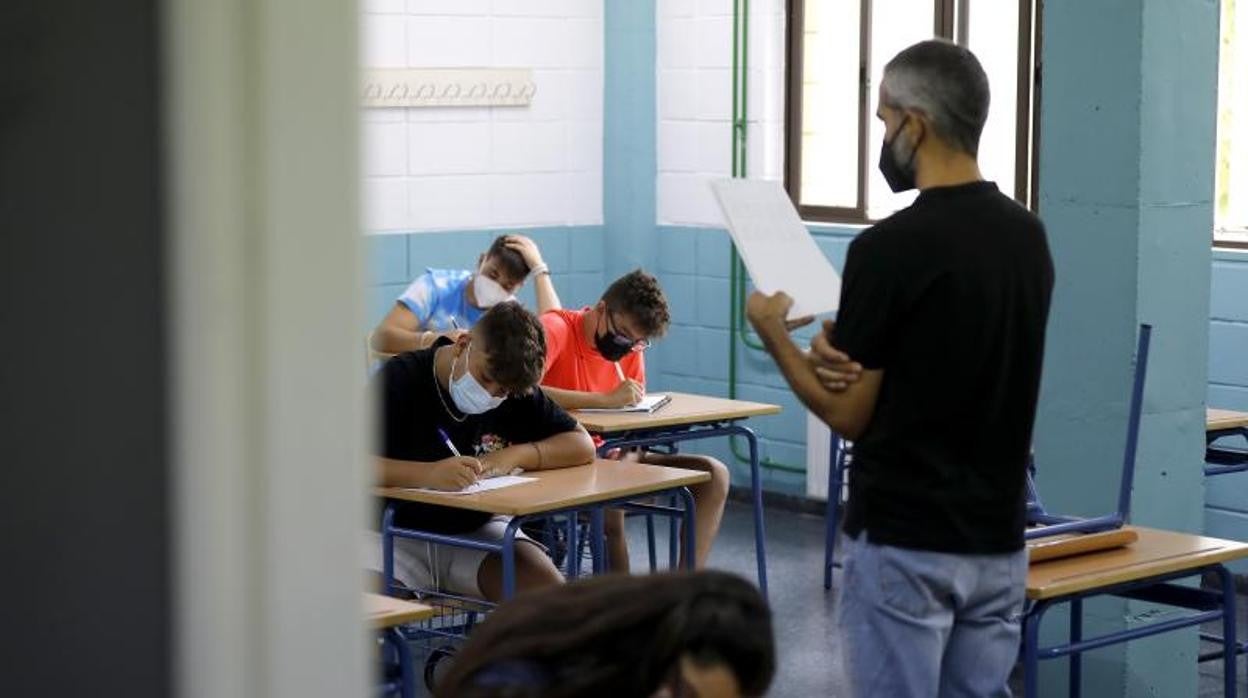 Profesor imparte la materia en un instituto