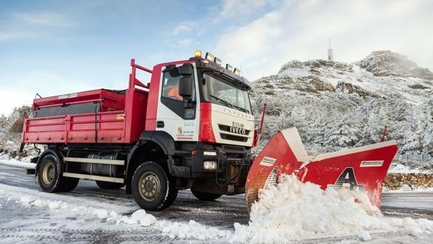 La nieve obliga a extremar la precaución en la AP-6 y a usar cadenas en cinco vías secundarias