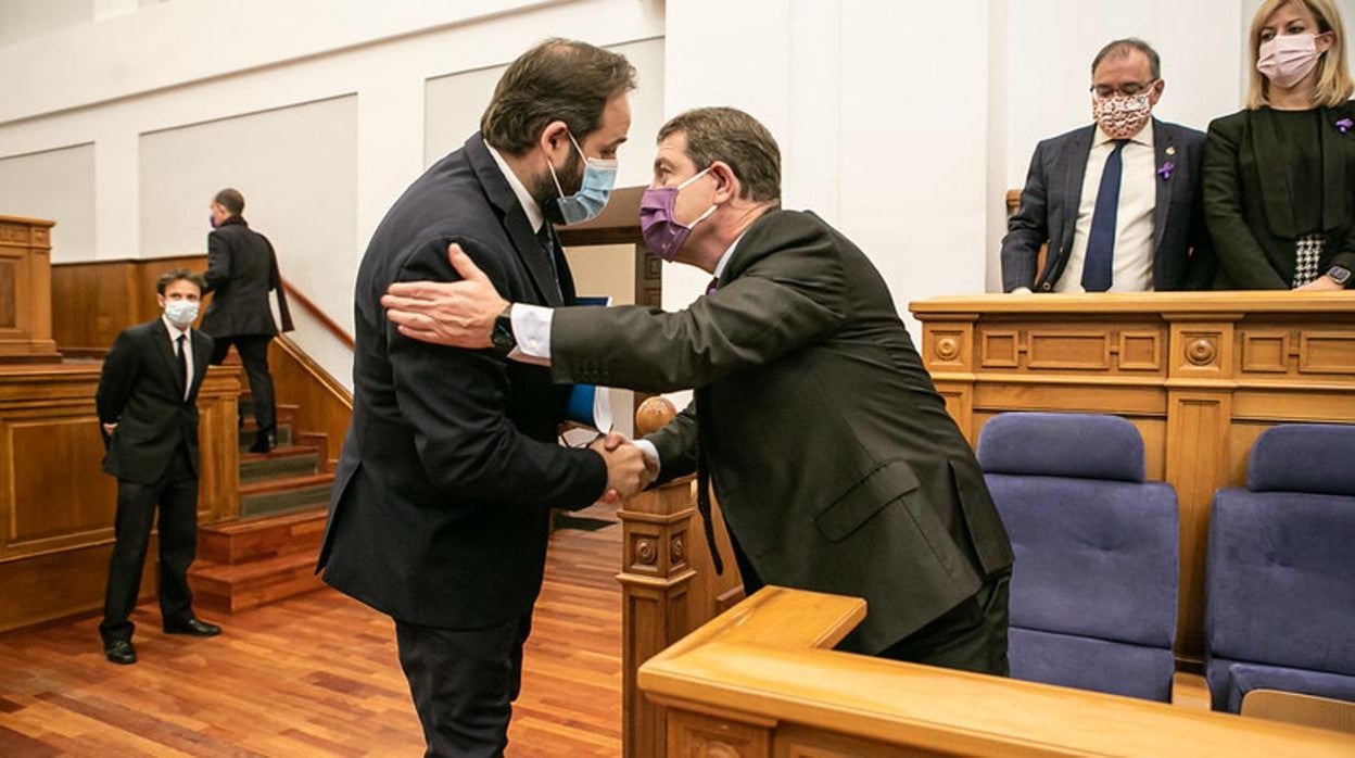 Emiliano García-Page y Paco Núnez se saludan en las Cortes de Castilla-La Mancha