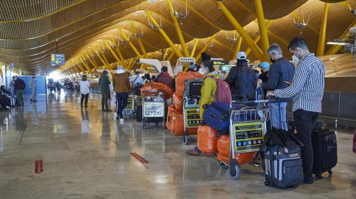 Viajeros en el aeropuerto Adolfo Suárez-Madrid-Barajas