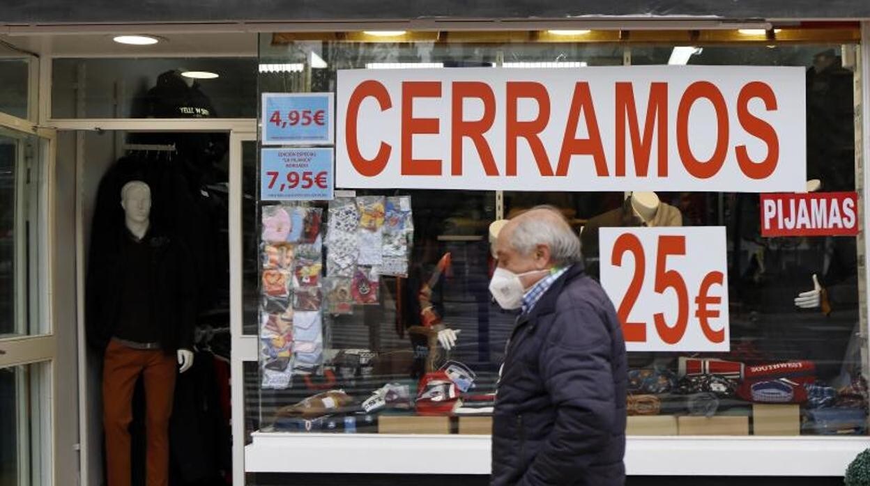 Cartel de cierre en una tienda de Zaragoza tras la irrupción del Covid