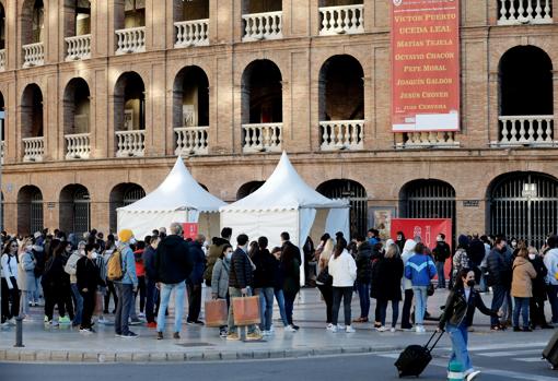 Colas kilométricas para vacunarse en Valencia y lograr el pasaporte covid antes de Navidad