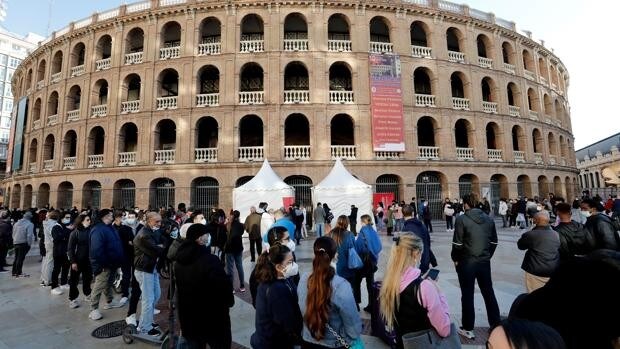 Pasaporte covid en Valencia: el 'efecto llamada' deja 1.700 vacunados en una tarde con colas de tres horas