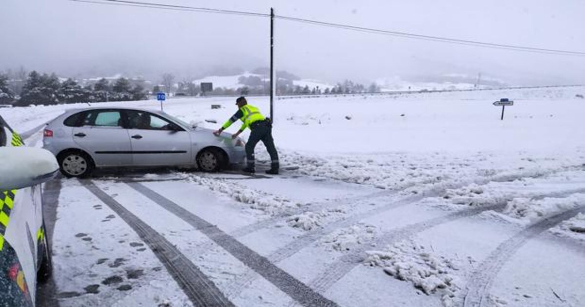Guardia Civil atendiendo una salida de la vía de un vehículo en Navarraa donde se han registrado varios accidentes.