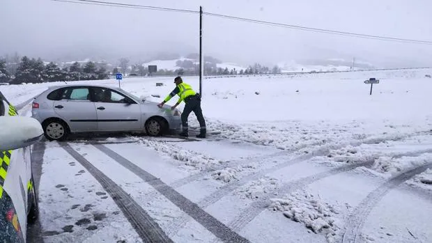La nieve continua provoca ya incidentes en las carreteras