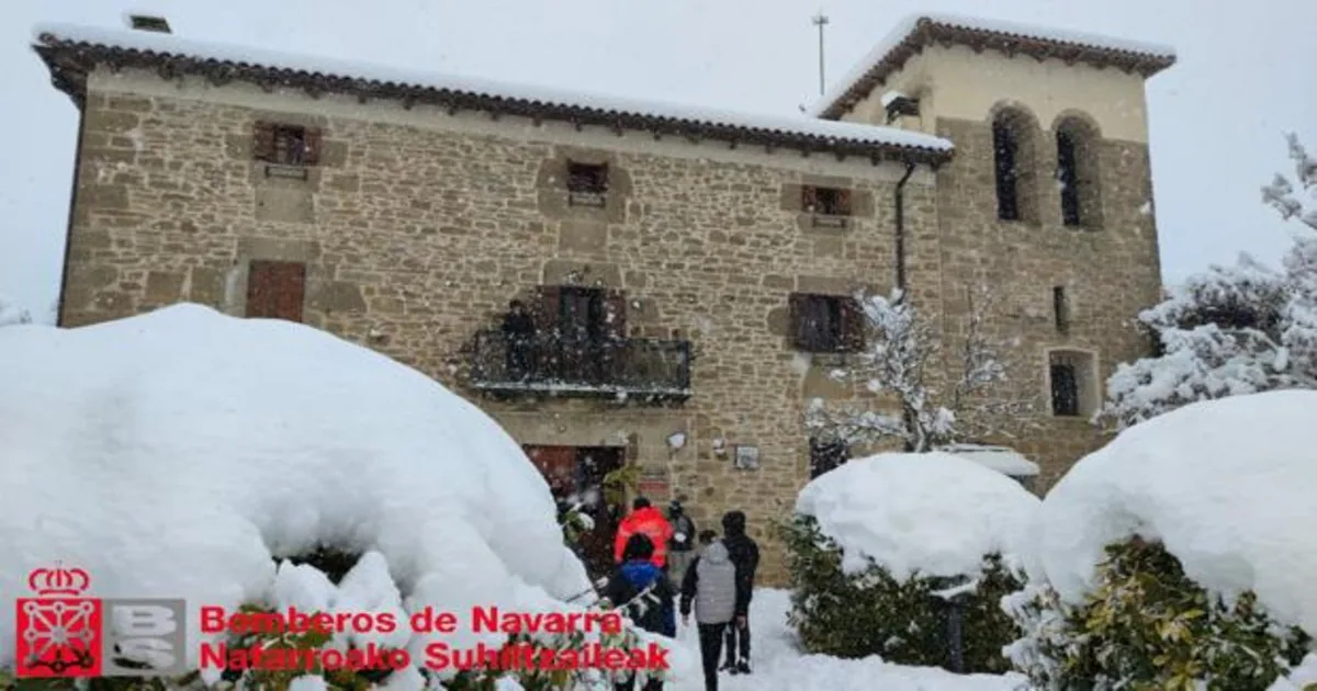 Una imagen de los menores acompañados por los bomberos en el albergue de Guetadar, en Sabaiza, Navarra.