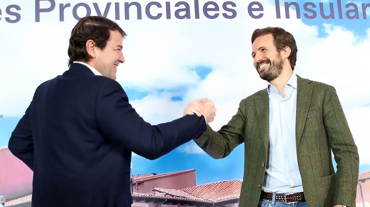 El presidente de la Junta de Castilla y León, Alfonso Fernández Mañueco, saluda amistosamente al líder nacional del PP, Pablo Casado