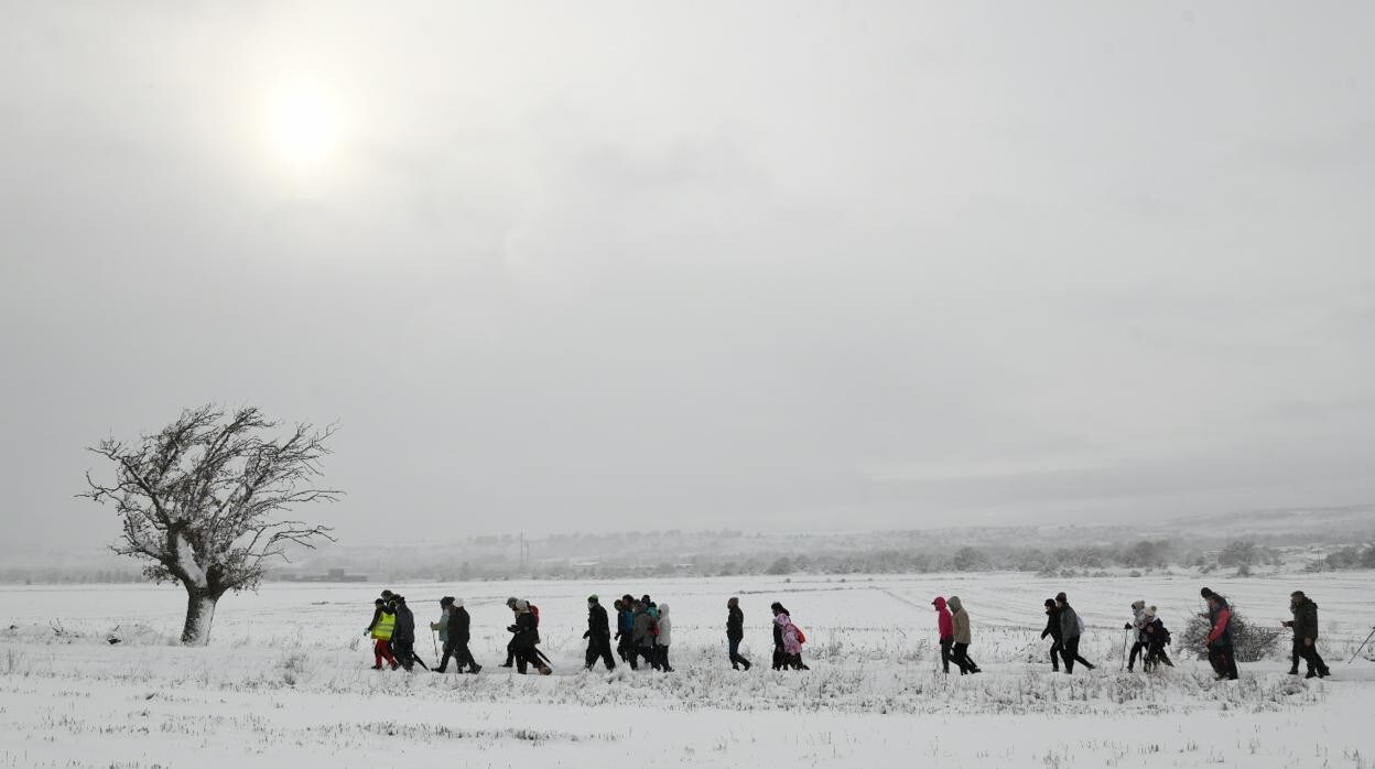 Los participantes atraviesan un paraje nevado camino del yacimiento de Atapuerca