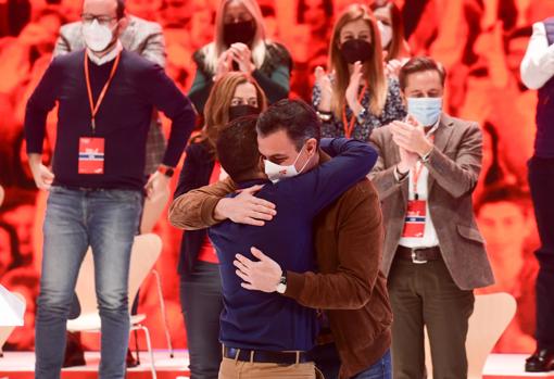 El secretario general del PSCyL, Luis Tudanca, y el secretario general del PSOE y presidente del Gobierno, Pedro Sánchez, se abrazan tras la intervención de éste último