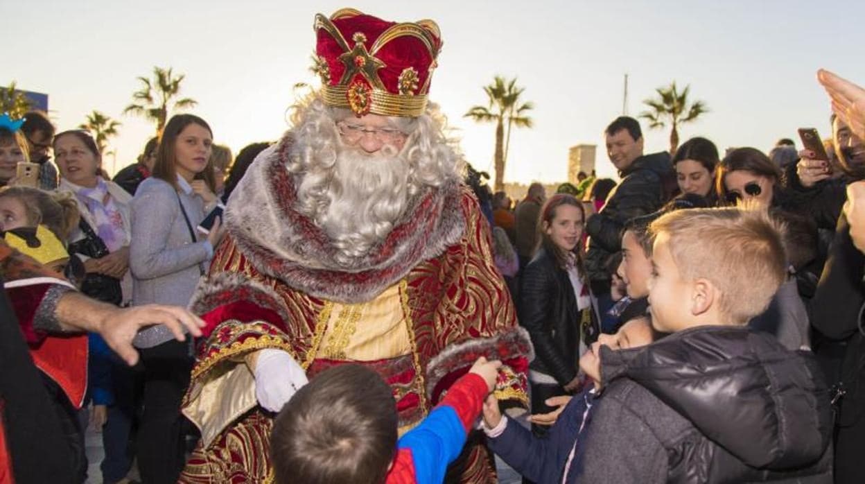 El Rey Melchor saluda a un niño en Alicante en 2018