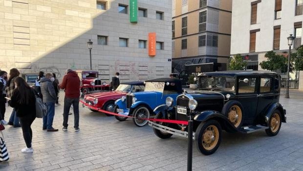 Valencia alberga la exposición «Fora de sèrie» con coches clásicos y antiguos