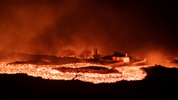 El volcán de La Palma muestra su peor cara y crea un nuevo cono secundario al noreste