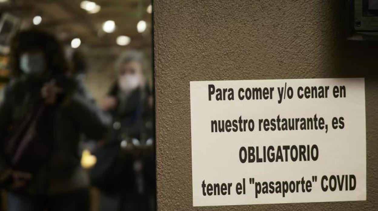 Un cartel que exige el pasaporte Covid para acceder a un restaurante