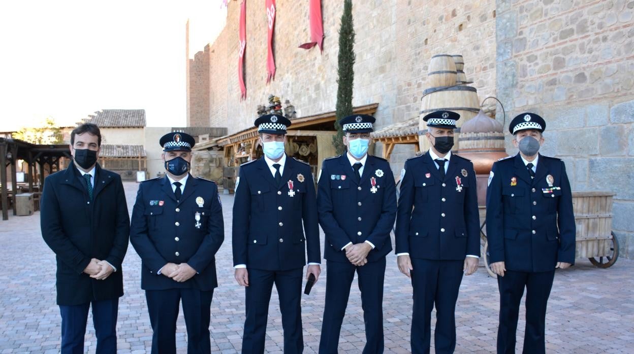 Pablo García, junto con algunos de los policías locales reconocidos