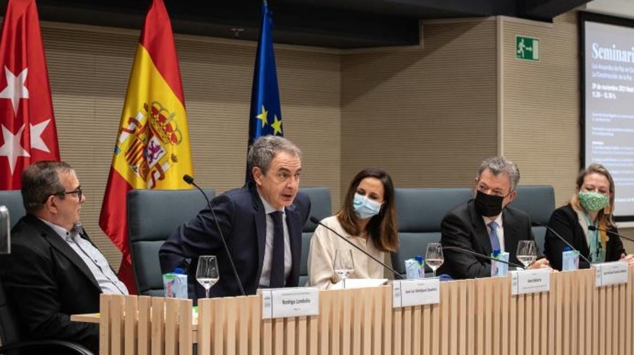 Rodrigo Londoño, Rodríguez Zapatero, Ione Belarra, Juan Manuel Santos y Josefina Echavarría