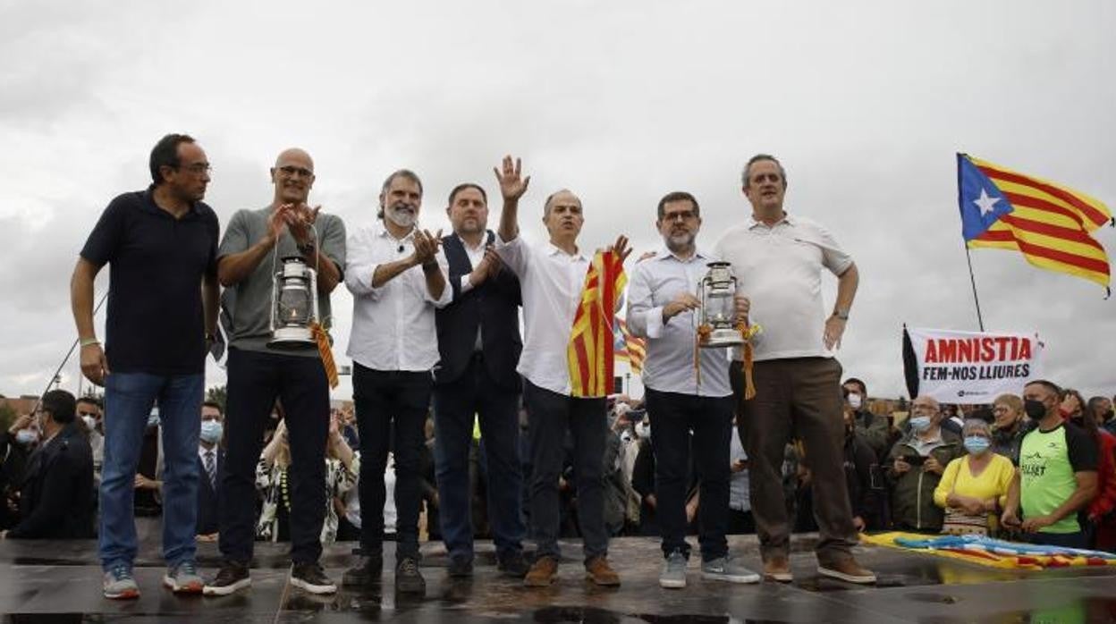 Foto de grupo de varios de los cabecillas del golpe independentista, el pasado junio, tras salir de la cárcel gracias a los indultos del Gobierno de Pedro Sánchez